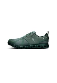 Groene sportschoenen met een ademend mesh bovenwerk, versterkte teen en een gevoerde zool met opvallende holle segmenten voor flexibiliteit.