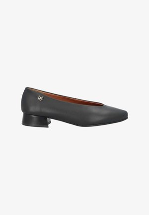 Zapato plano de cuero negro con punta afilada, tacón bajo cuadrado y un pequeño detalle en plata en el lateral. Textura suave y diseño minimalista.