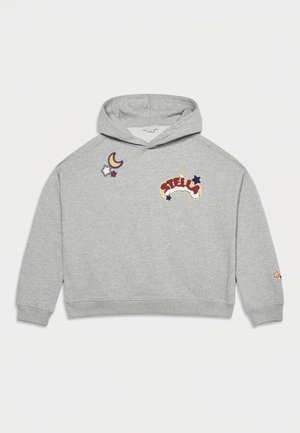 Hellgrauer Kapuzenpullover mit gestickten roten und marineblauen Sternen, einem Mond und dem Wort "STELLA" auf der Brust und einem Stern am Ärmel.