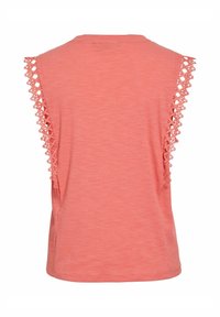 Haut sans manches en jersey côtelé rose corail avec une bordure en dentelle florale et en treillis le long des emmanchures, vu de dos.