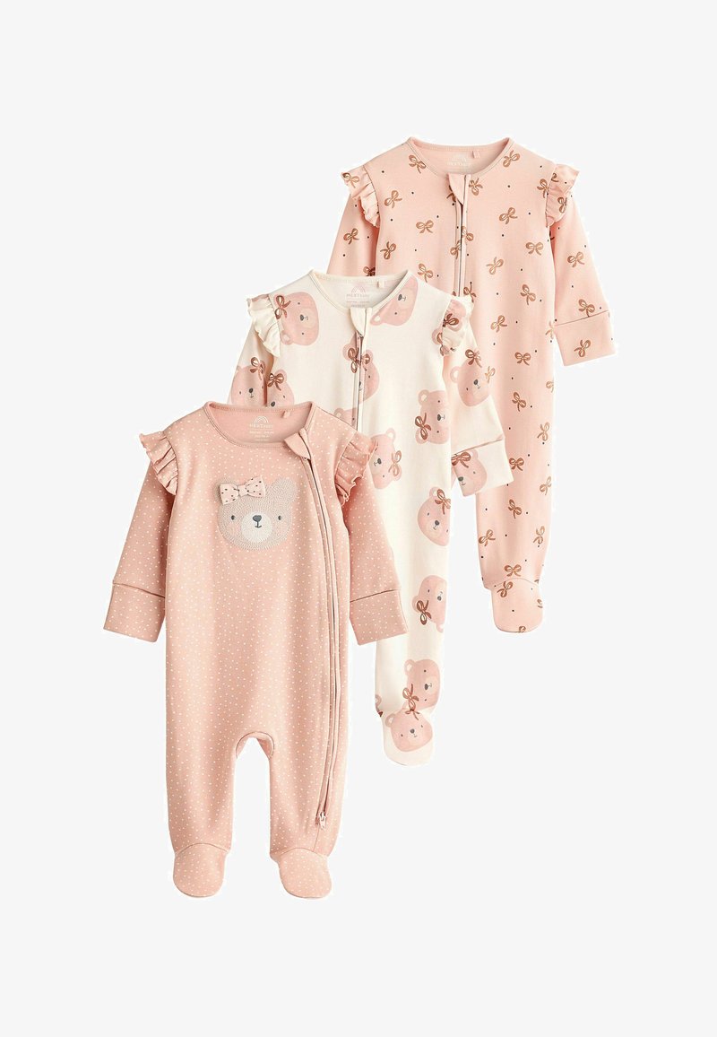 Drei Baby-Pyjamas aus weicher Baumwolle: Zwei sind rosa mit Bärenmotiven und Schleifen; einer ist weiß mit rosa Bärenmustern. Rüschendetails und Reißverschlüsse sind enthalten.