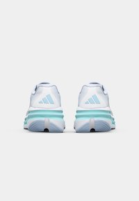 Pantofi sport albi cu accente bleu deschis. Au o parte superioară netedă, guler căptușit și o talpă groasă, texturată pentru amortizare și suport.