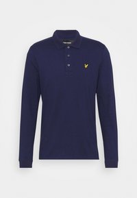 Mornarska polo majica s dugim rukavima, izrađena od pamuka, s dvostrukim kopčanjem, rebrastim manžetama i malim žutim izvezenim logom na prsima.