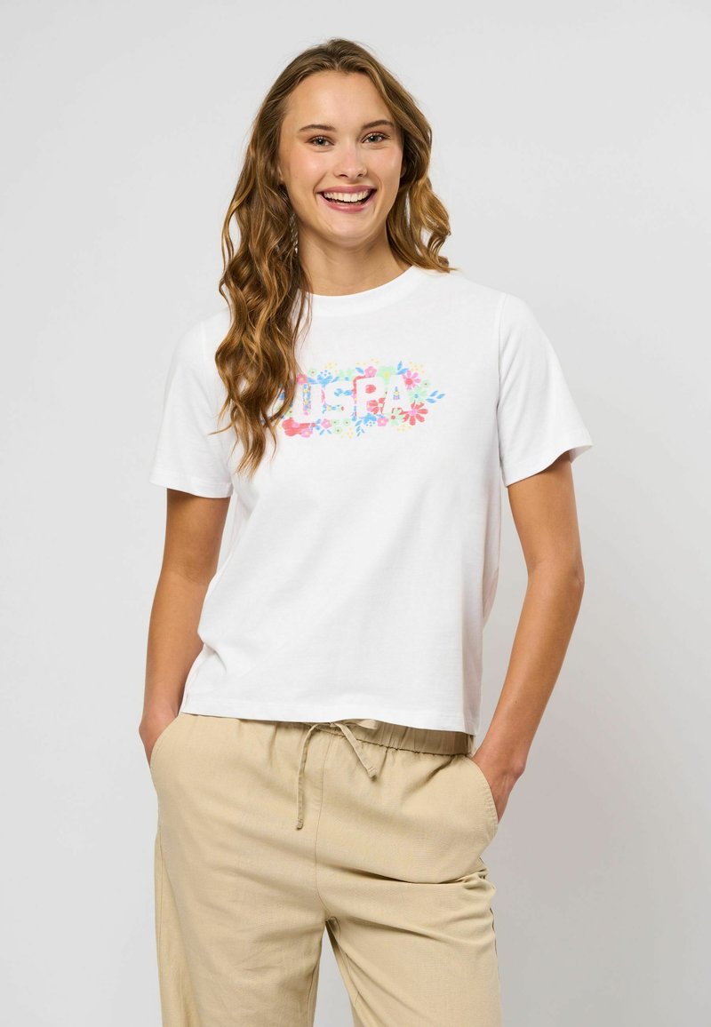 Witte T-shirt met korte mouwen en een gekleurde bloeiende grafiek gecentreerd op de borst, gecombineerd met lichtbeige broek met trekkoord.