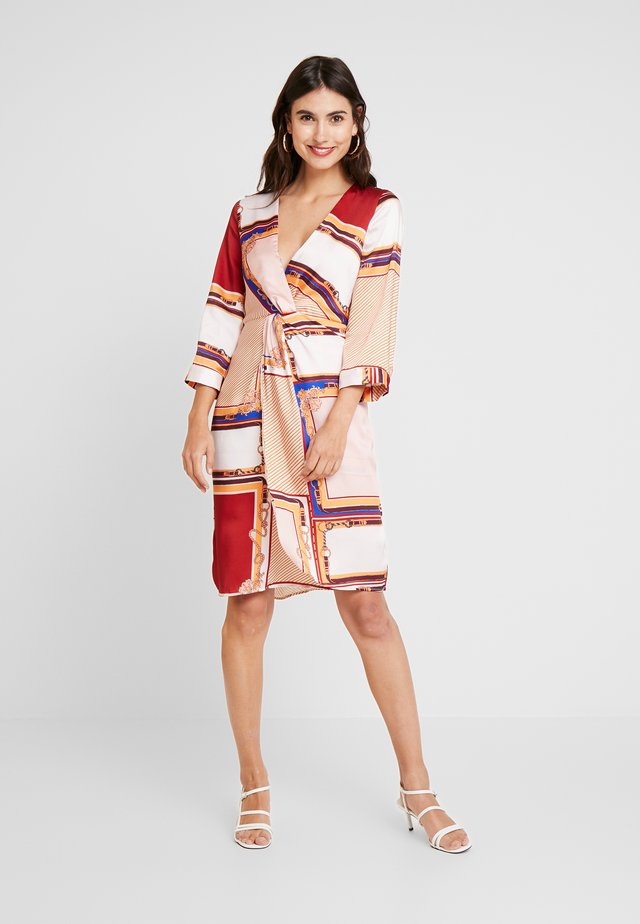PRINTED DRESS WITH GATHERED FRONT - Robe d'été - multi-coloured