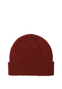 Bonnet en tricot rouge avec une texture côtelée et un revers replié. Présente un sommet arrondi et un design simple, sans ornements.