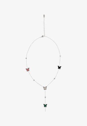 Srebrny naszyjnik łańcuszkowy z czterema zawieszkami w kształcie motyli w kolorach różowym, czarnym, beżowym i zielonym, połączonymi małymi dekoracyjnymi koralikami oraz regulowanym zapięciem.