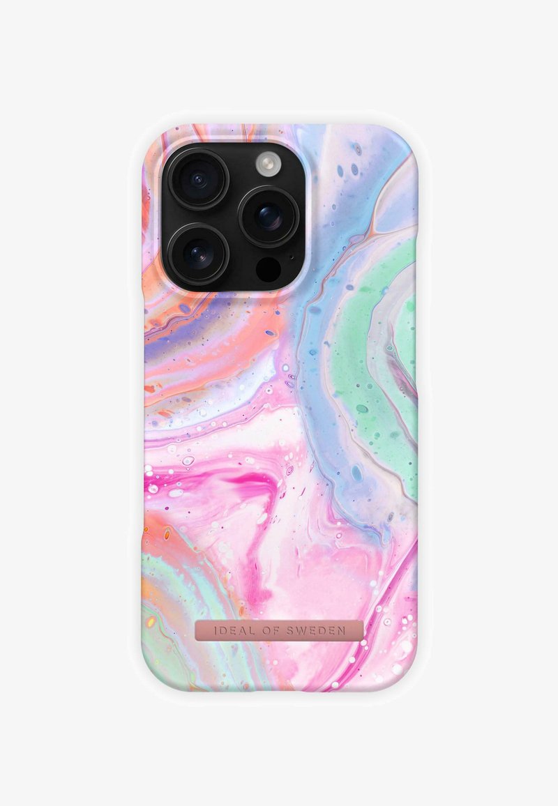 Telefoonhoesje met een draaiend marmerontwerp in pasteltinten, voornamelijk roze, groen en paars, met een matte afwerking en een logo accent.