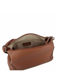 Braune Lederhandtasche mit strukturierten Oberflächen, Reißverschlussverschluss und einem offenen Innenraum, der ein beiges Futter und eine kleine Reißverschlusstasche zeigt.
