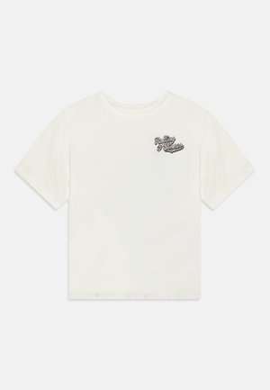 Bela bombažna majica s kratkimi rokavi, ki ima natisnjen logotip na levem prsnem delu. Enostaven okrogel vrat, sproščen kroj.