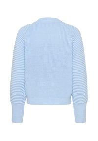 Pull en tricot bleu clair avec des manches texturées à côtes et des poignets ajustés, présenté de dos sur fond blanc.