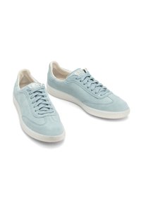 Jasnoniebieskie zamszowe sneakersy z białymi gumowymi podeszwami, okrągłym noskiem i płaskimi sznurowadłami. Charakteryzują się subtelnymi detalami szycia oraz logo na języku.