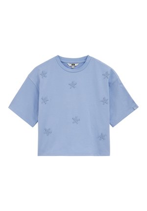 Jasnoniebieski krótki t-shirt z krótkim rękawem, sięgający do talii, z siedmioma małymi wyszywanymi rozgwiazdami równomiernie rozmieszczonymi na przodzie.