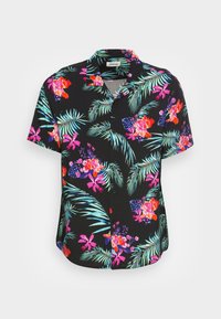 Schwarzes Kurzarmhemd mit lebhaften tropischen Blumenmustern in Rot, Pink und Blau, umgeben von grünen Palmenblättern. Design mit Knopfverschluss.