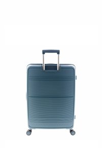 Maleta de rígida en azul marino mate con estrías horizontales, asa plateada retráctil y cuatro ruedas de rodadura suave para una fácil maniobrabilidad.