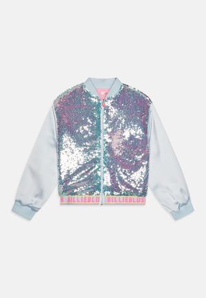 Veste bomber zippée avec un devant brillant en sequins de couleurs iridescentes et des manches bleu clair. Présente une ceinture avec un logo rose.