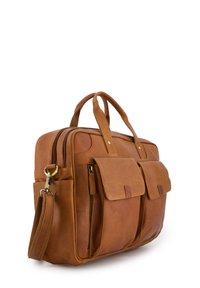 Brązowa skórzana torba na laptopa w prostokątnym kształcie, z dwiema przednimi kieszeniami, górnym zamkiem błyskawicznym i odpinanym paskiem na ramię. Gładka tekstura z mosiężnymi akcentami.