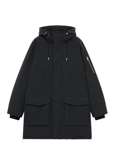 Parka nera con cappuccio, dotata di due grandi tasche frontali, una tasca con zip sulla manica e polsini a coste. Tessuto morbido.