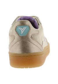 Sneaker oro metallizzato con finitura testurizzata, interno viola e logo blu chiaro sul tallone. Suola in gomma con dettagli visibili.