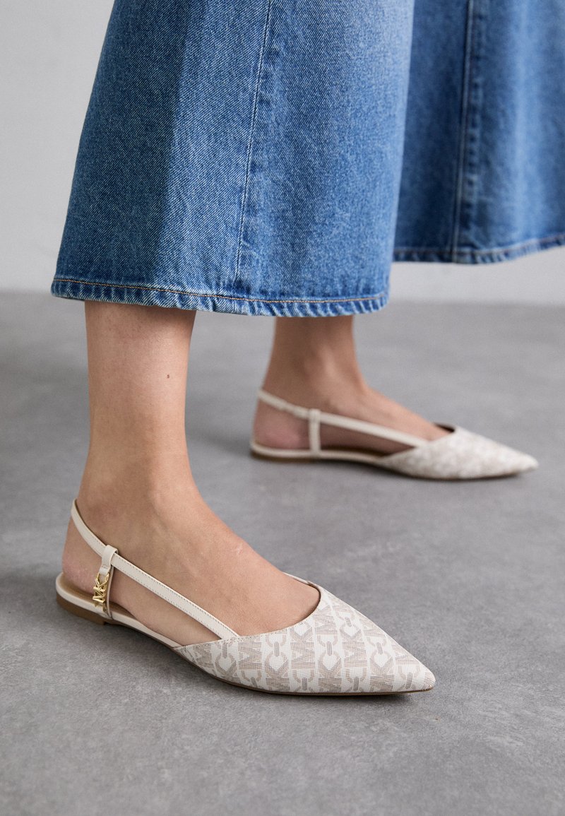 Tasa datar slingback dengan ujung runcing dalam kain berpola beige dengan tampilan yang tertekstur. Dilengkapi dengan tali pergelangan kaki ramping dengan aksen gesper berwarna emas.
