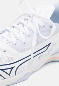 Mizuno WAVE MIRAGE 5 - Handbollssko - white/halogenblue/peachparfait