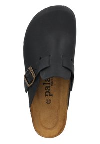 Sandalo scivoloso in pelle nera con soletta in sughero, caratterizzato da un design a doppia fascia, un accent di fibbia metallica e una finitura matte liscia.