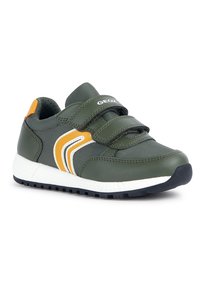 Baskets vertes avec des rayures orange et blanches, fabriquées en cuir et en tissu. Elles disposent de bandes Velcro, d'une semelle en caoutchouc et d'une finition texturée.