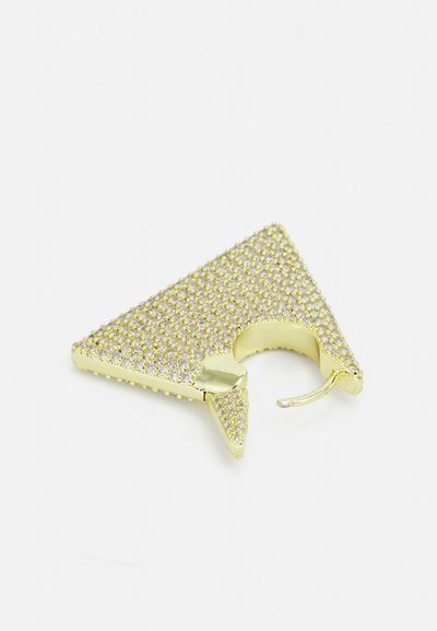Broche triangulaire en ton or incrustée de strass transparents. Il possède une ouverture centrale pour l'attache et des accents pointus sur deux bords.