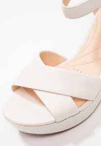 Clarks Sandály na platformě - white