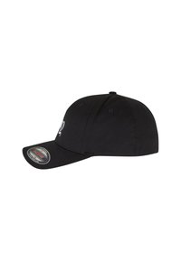 Fekete baseball sapka hajlított peremmel, pamutból készült. Az elején hímezett logó található, az oldalán szellőzőlyukakkal.