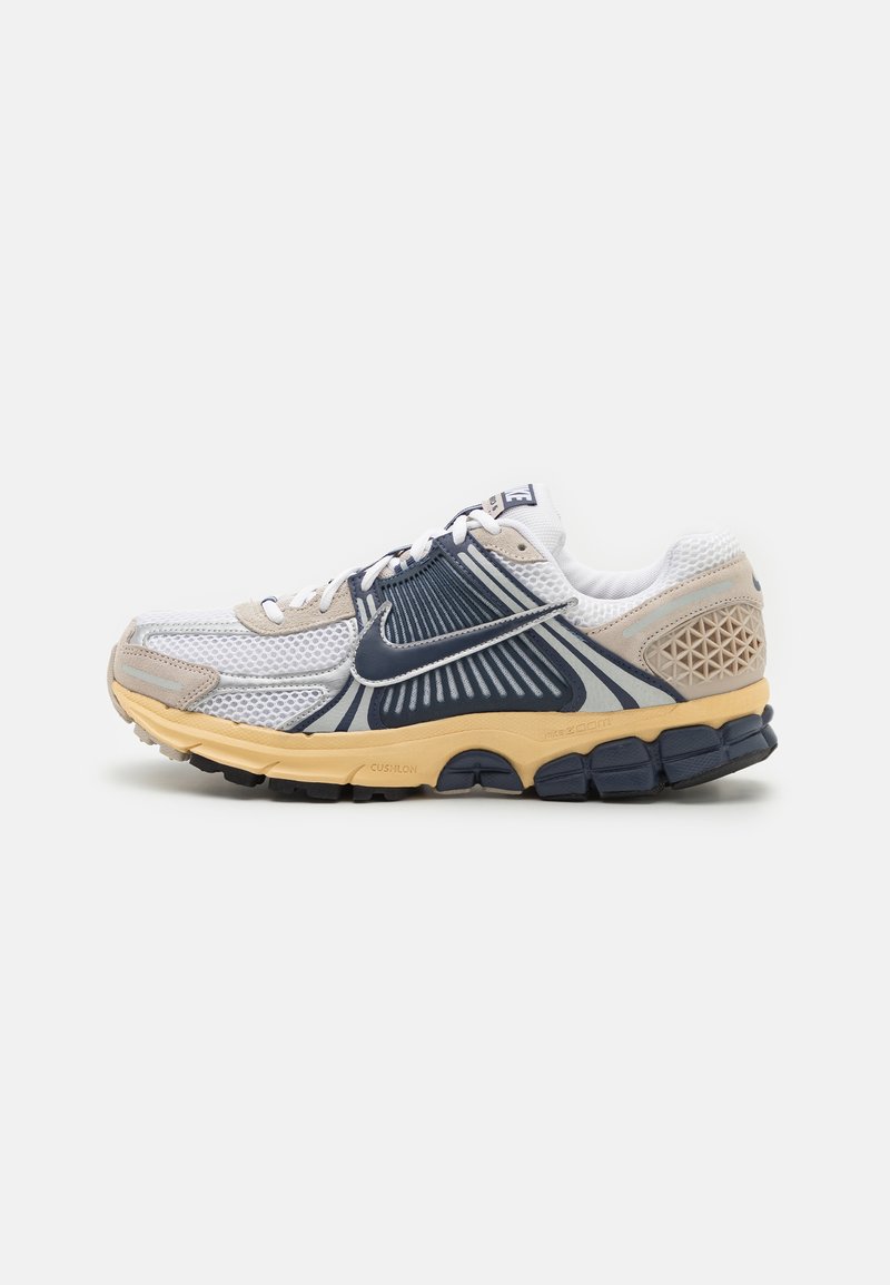 Nike Sportswear - ZOOM VOMERO 5 UNISEX - Trainers - white/thunder blue/cream/metallic platinum/limestone/pale vanilla, Enlarge