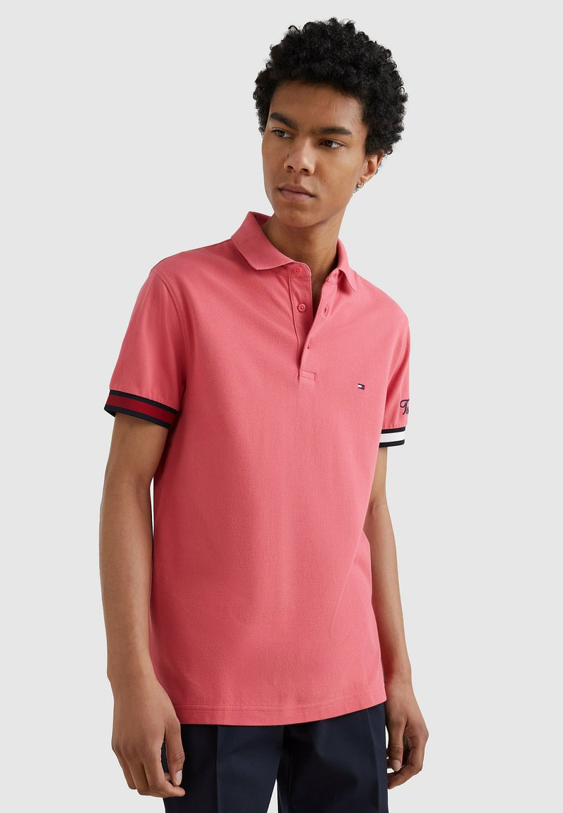 tommy-hilfiger-flag-cuff-poloshirt-deep-crimson-fruit-rot-zalando-ch