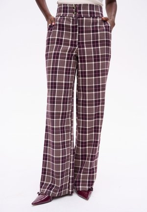Pantalons à jambes larges en tartan bordeaux et crème avec une taille haute, deux boutons, des poches latérales et une texture de tissu lisse.