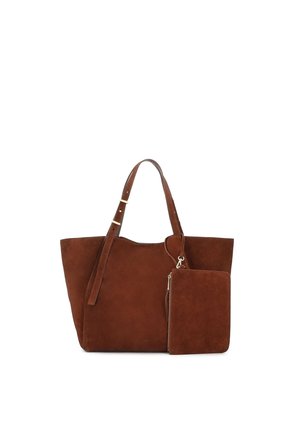 Bolso tote de ante marrón con dos correas de hombro ajustables y un bolsillo con cremallera desmontable a juego, unido a una de las correas.