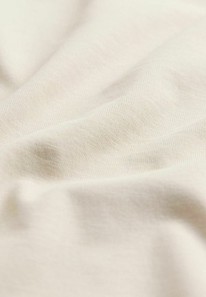 Tessuto beige chiaro con una consistenza liscia, caratterizzato da pieghe sottili e da un delicato motivo tessuto. Ideale per abbigliamento e tessuti morbidi.