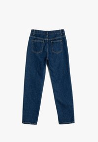 Vaqueros de mezclilla en azul oscuro con una cintura alta, corte recto, dos bolsillos traseros y detalle de costura visible.