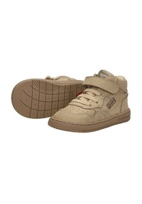 Beige hoge schoenen van leer, met een klittenbandband, geperforeerd teendesign en een rubberen zool met textuur en patroon voor grip.
