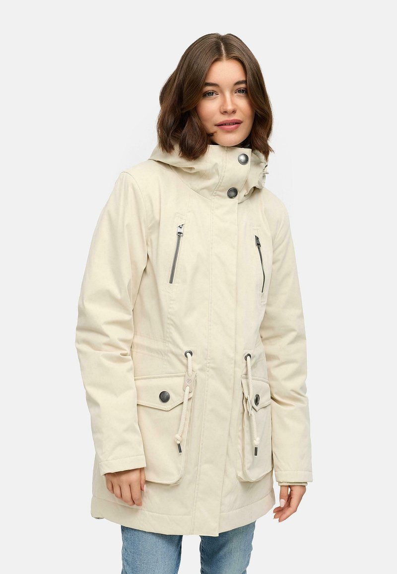 Krämfärgad parka-jacka med huva, två framfickor med dragkedja, justerbar dragsko i midjan och knappdetaljer. Slät tyg med matt yta.