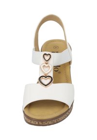 Sandalo bianco con una larga fascia, cinturino per il tallone regolabile, soletta ammortizzata e tre decorazioni a forma di cuore in oro e nero.