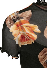 Tissu en maille noire avec de grandes impressions de roses orange et beige, manches courtes à volants et détail avec un col haut volanté.