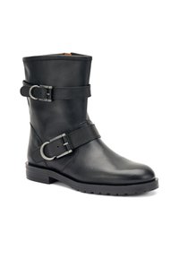 Botín negro de cuero hasta el tobillo con dos correas ajustables, hebillas plateadas, punta redondeada y una suela de goma texturizada y baja. Acabado suave.