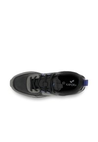 Zapato deportivo negro con acentos grises, tela texturizada, cuello acolchado y cordones negros. Presenta una etiqueta en el talón y un logotipo en la plantilla.