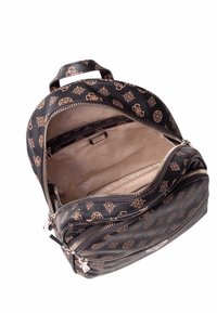 Zaino nero in pelle sintetica texturizzata, con un distintivo motivo a logo in tonalità oro, doppie zip e un ampio interno beige.