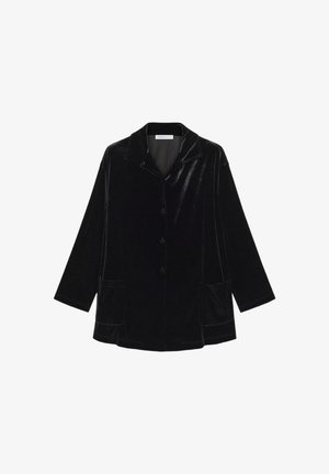 Czarna aksamitna kurtka o luźnym kroju, z ostrym kołnierzem, zapięciem na guziki na środku i dwoma przednimi kieszeniami. Charakteryzuje się gładką fakturą i subtelnym połyskiem.