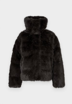 Casaco de peluche falso preto com colarinho alto, design cropped e mangas longas. Apresenta uma superfície texturizada com uma aparência suave e peluche.