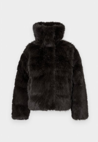 Juodas dirbtinės odos paltas su aukštu apykakle, trumpo kirpimo dizainu ir ilgomis rankovėmis. Pasižymi tekstūruota paviršiumi su minkštu, pūkuotu išvaizda.