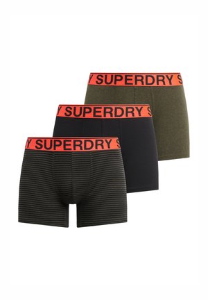 Tre par af boxershorts med et stribet design i mørk oliven og sort, ensfarvet sort og mørk oliven, alle med lyse orange elastiske taljer.