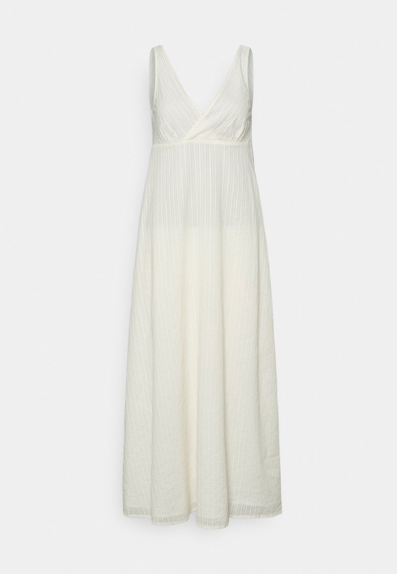 Robe longue blanche sans manches avec encolure en V et texture subtile à rayures verticales, ajustée à la taille et fluide jusqu'à l'ourlet.