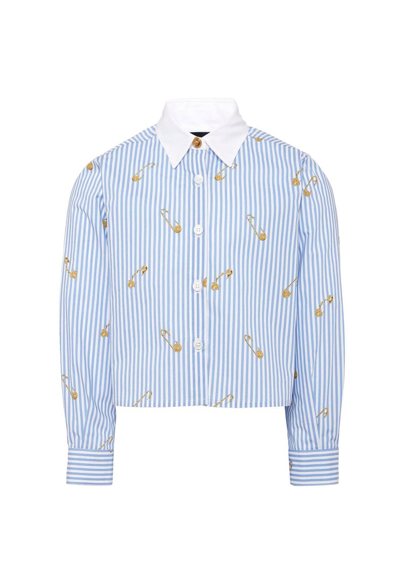 Chemisier court à rayures bleues et blanches avec motif de grandes épingles de sûreté dorées, col classique et fermeture boutonnée à l'avant. Manches longues avec poignets à boutons.