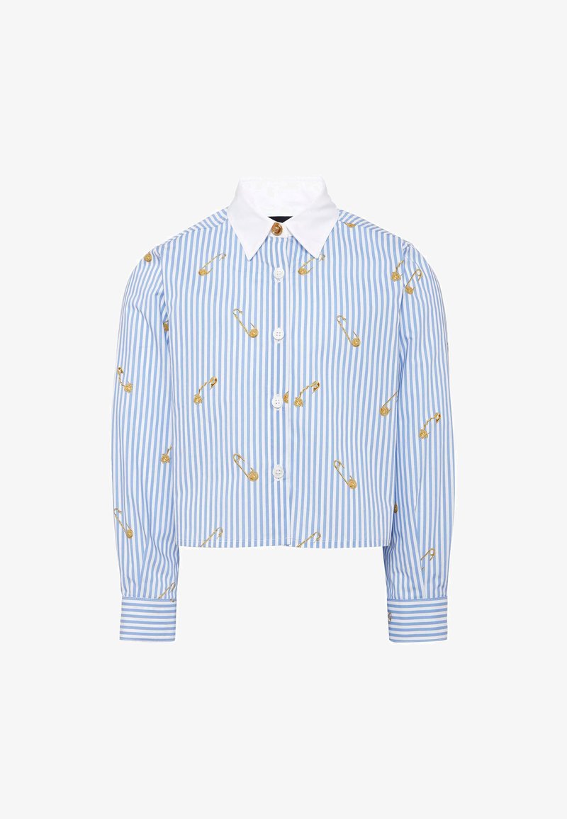 Chemisier court à rayures bleues et blanches avec motif de grandes épingles de sûreté dorées, col classique et fermeture boutonnée à l'avant. Manches longues avec poignets à boutons.